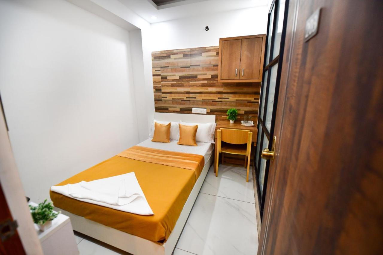 Hotel Surya Lodge Mysore Exteriör bild