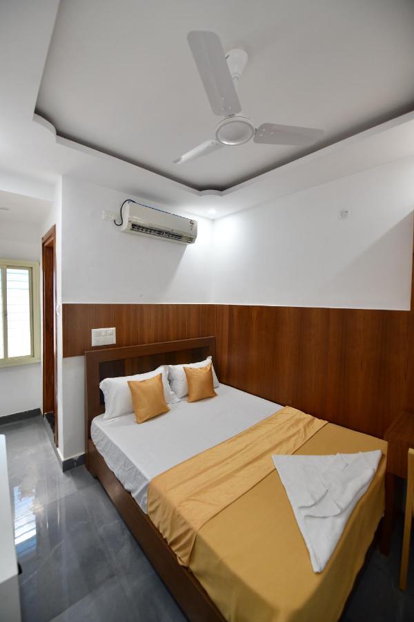 Hotel Surya Lodge Mysore Exteriör bild