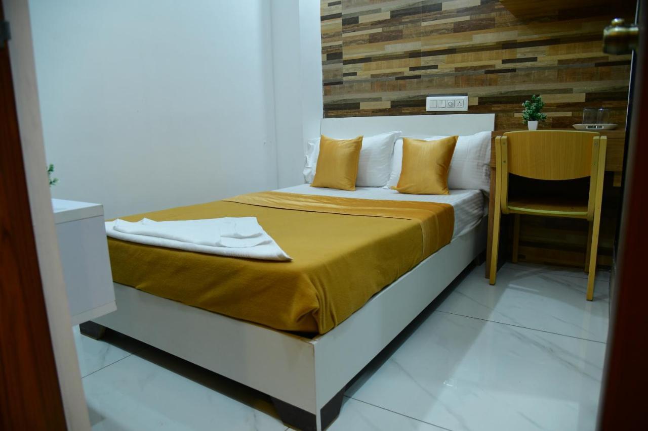 Hotel Surya Lodge Mysore Exteriör bild
