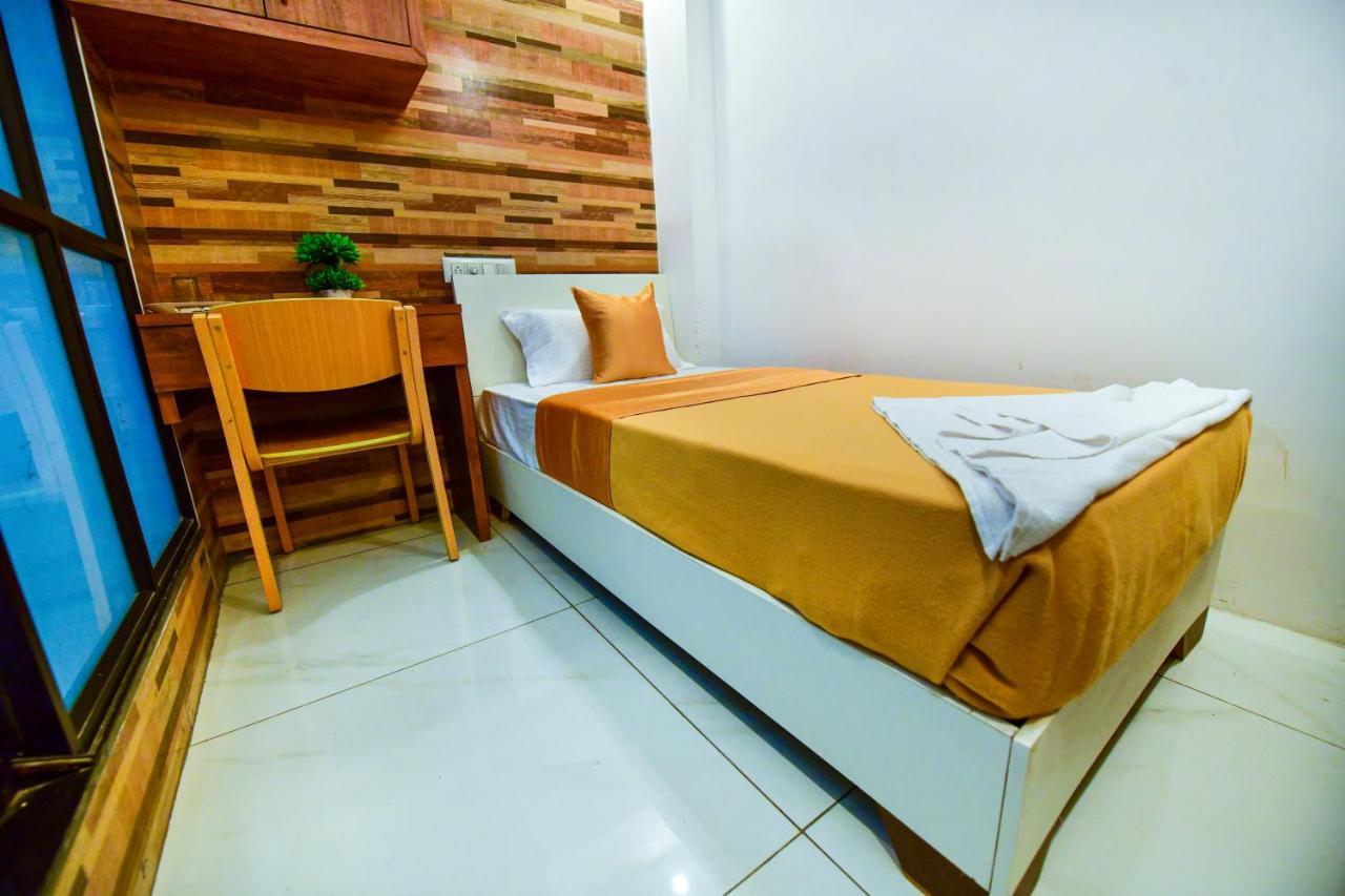 Hotel Surya Lodge Mysore Exteriör bild