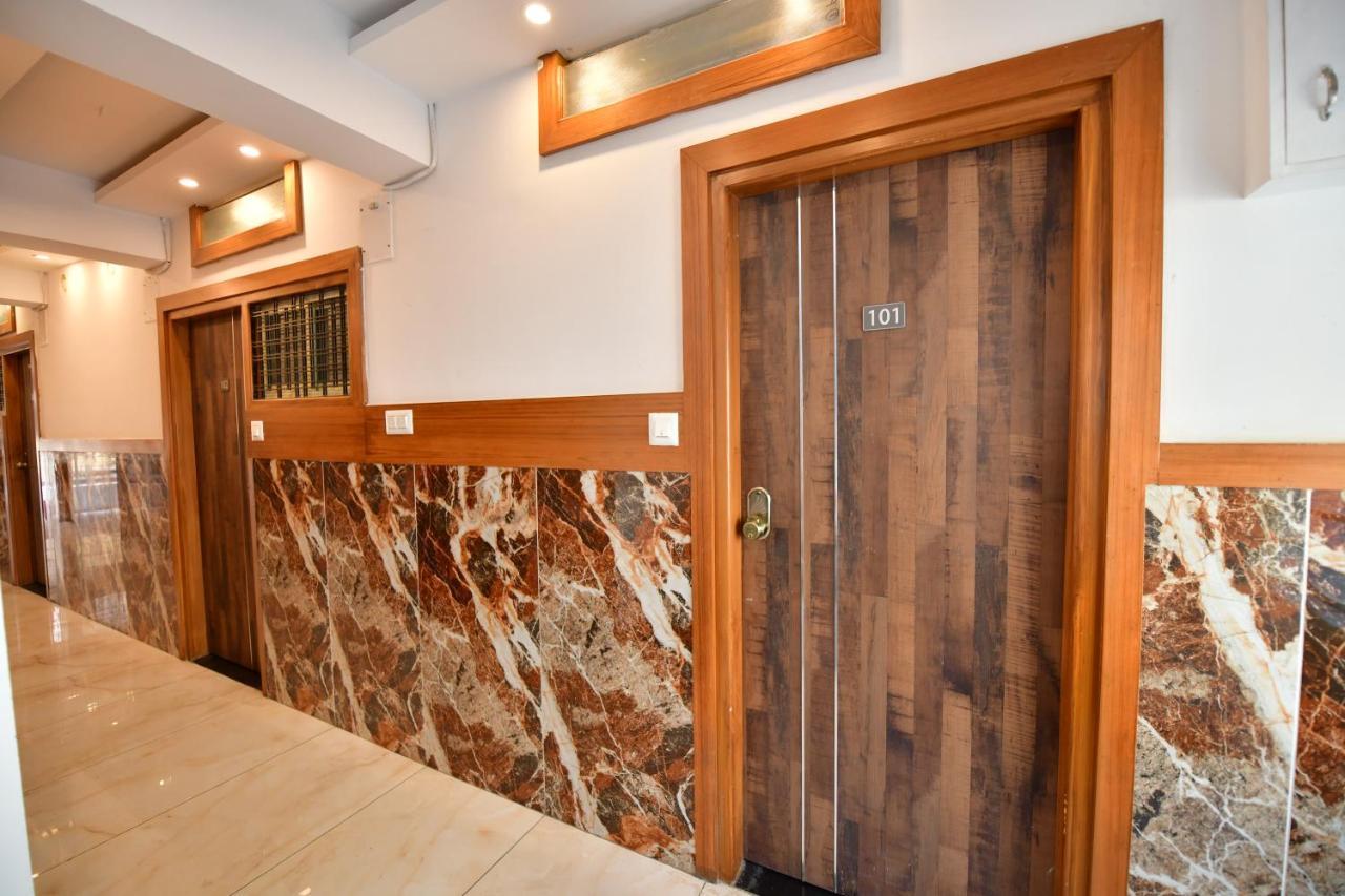Hotel Surya Lodge Mysore Exteriör bild