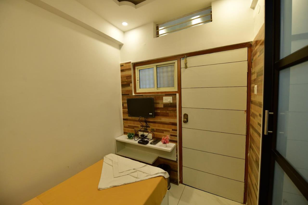 Hotel Surya Lodge Mysore Exteriör bild