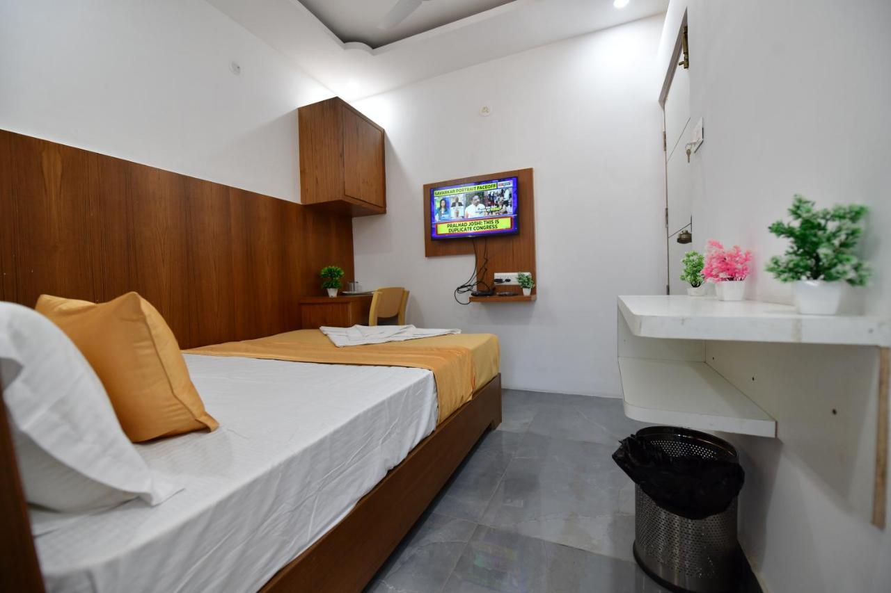 Hotel Surya Lodge Mysore Exteriör bild