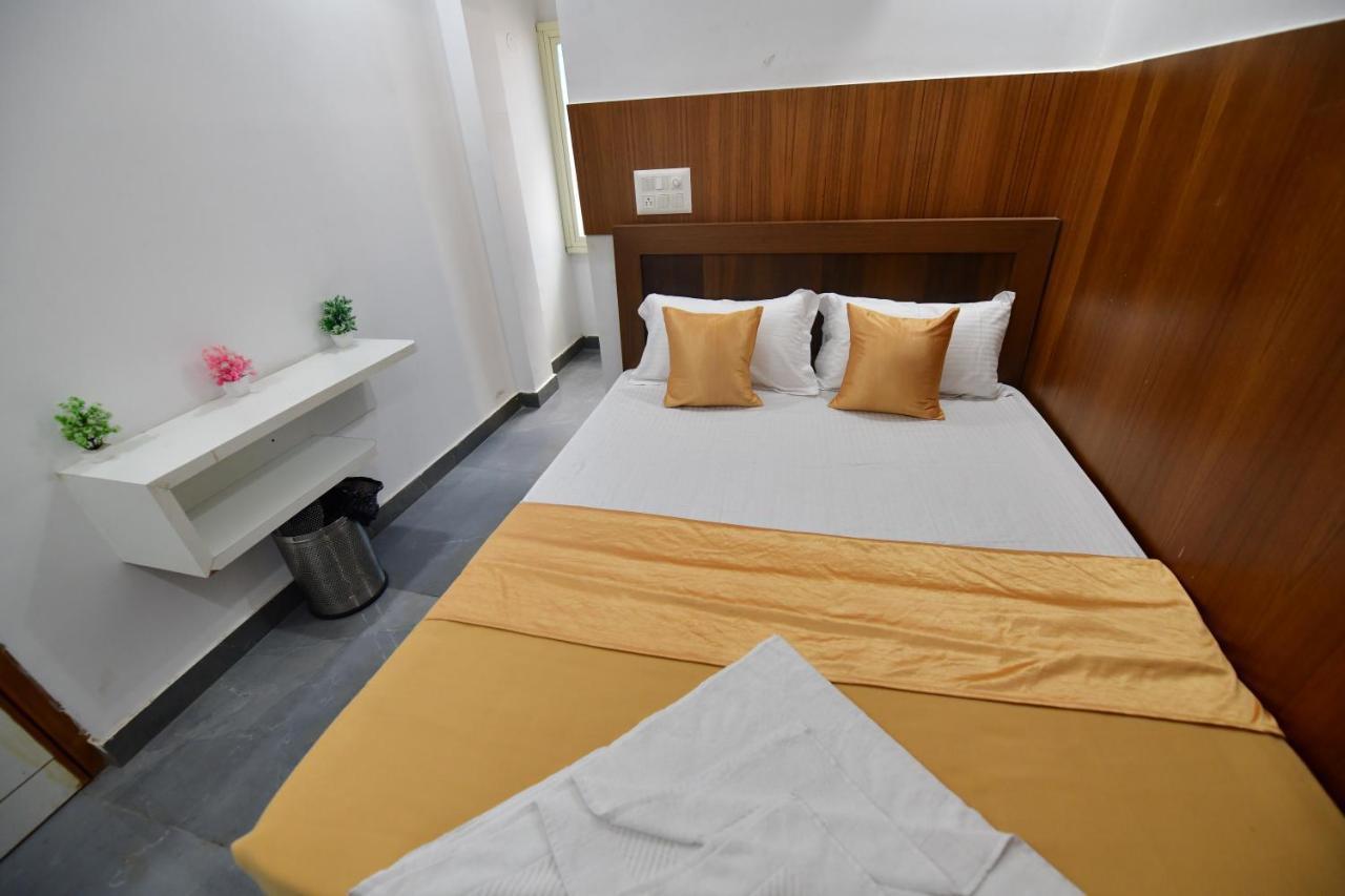 Hotel Surya Lodge Mysore Exteriör bild