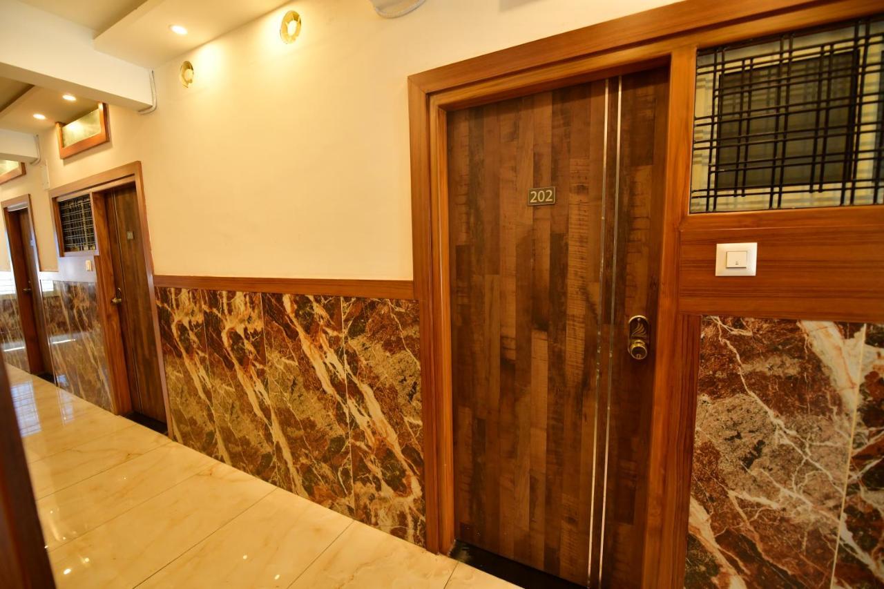 Hotel Surya Lodge Mysore Exteriör bild