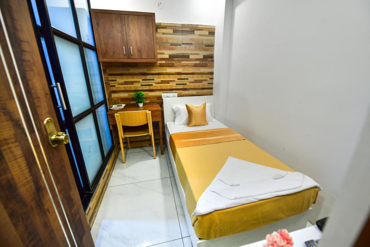 Hotel Surya Lodge Mysore Exteriör bild