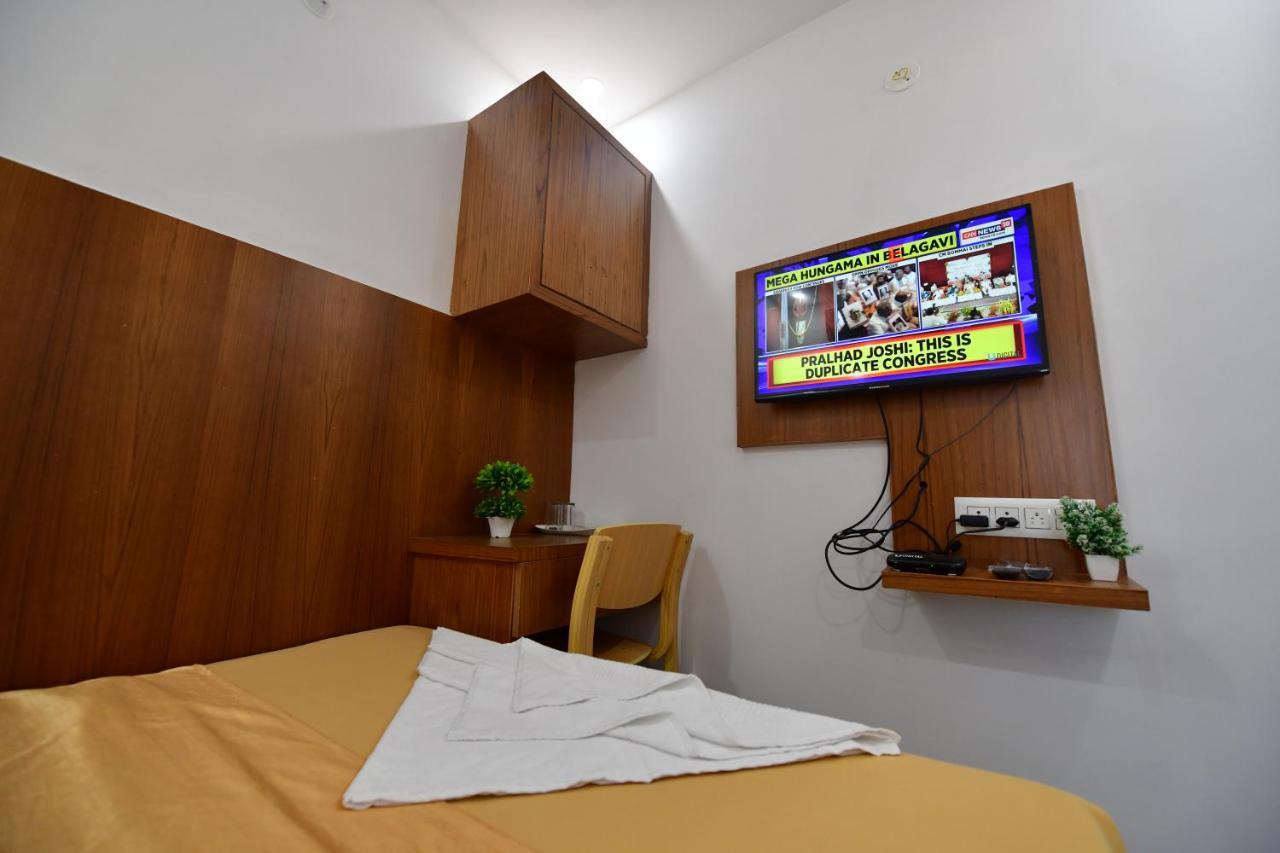 Hotel Surya Lodge Mysore Exteriör bild