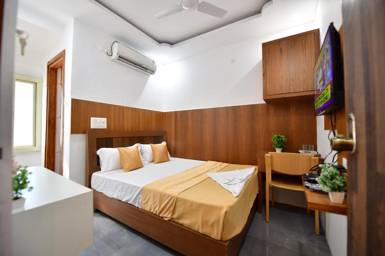 Hotel Surya Lodge Mysore Exteriör bild